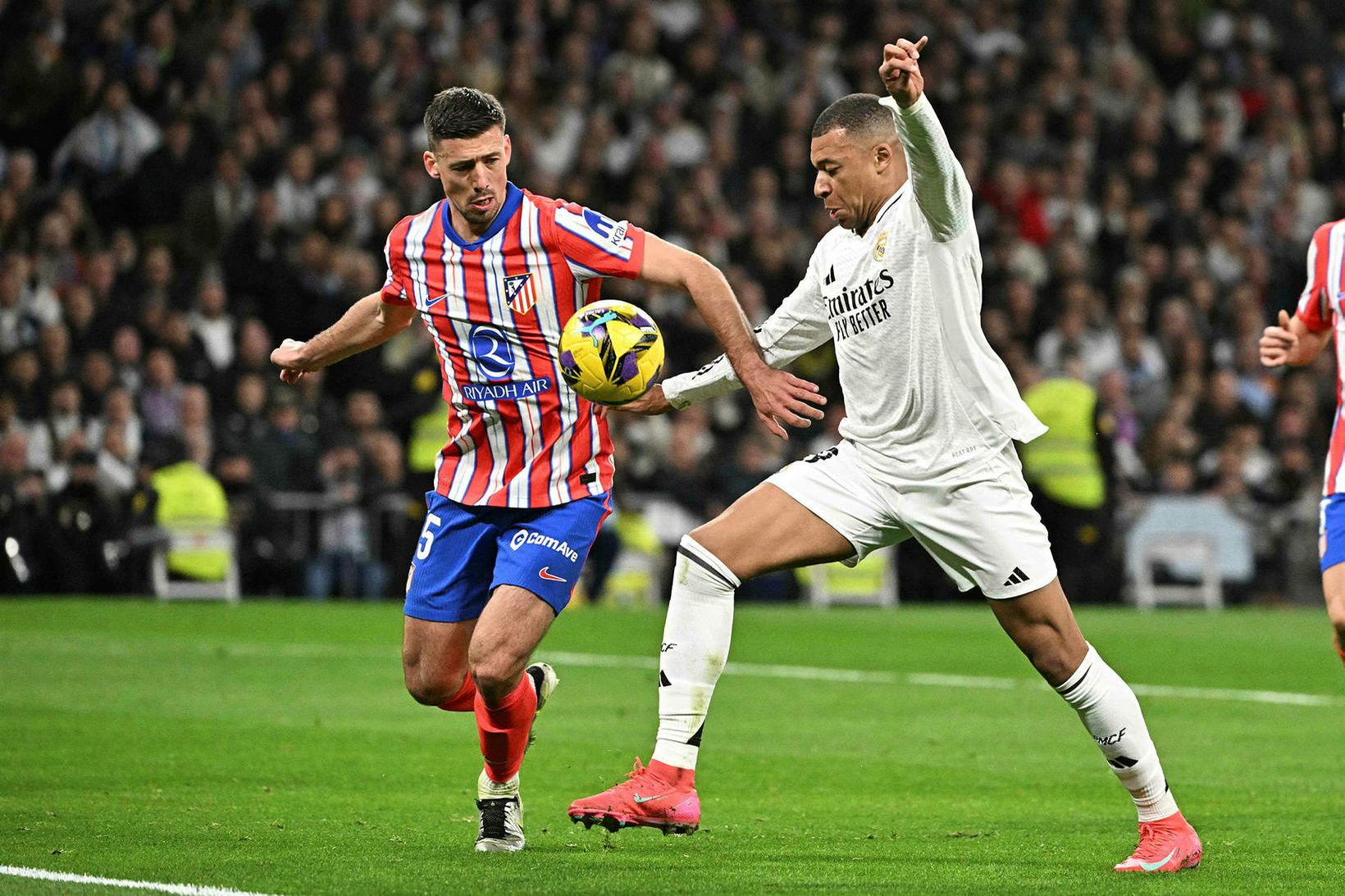 Kylian Mbappé og Clément Lenglet í baráttunni í kvöld.