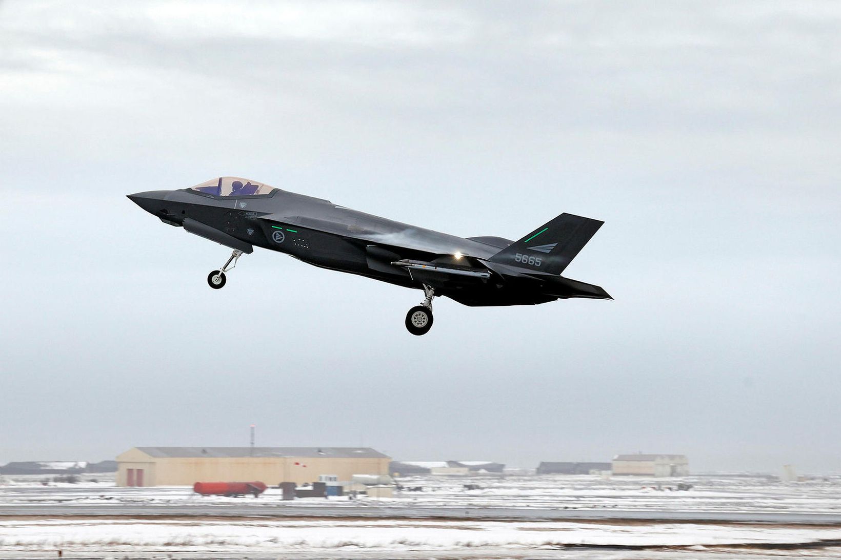 Orrustuþota norska flughersins, af gerðinni F-35, tekur á loft á …
