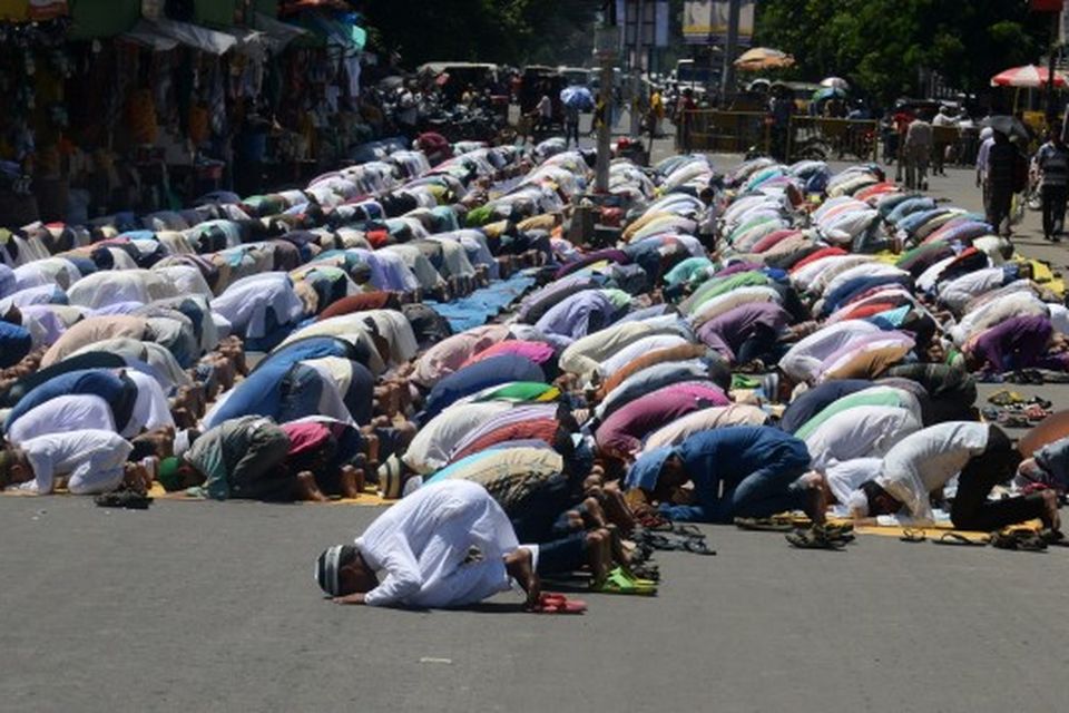 Múslímar í Jama Masjid á Indlandi fara með bænir.