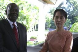 Ibrahim Gambari og Aung San Suu Kyi