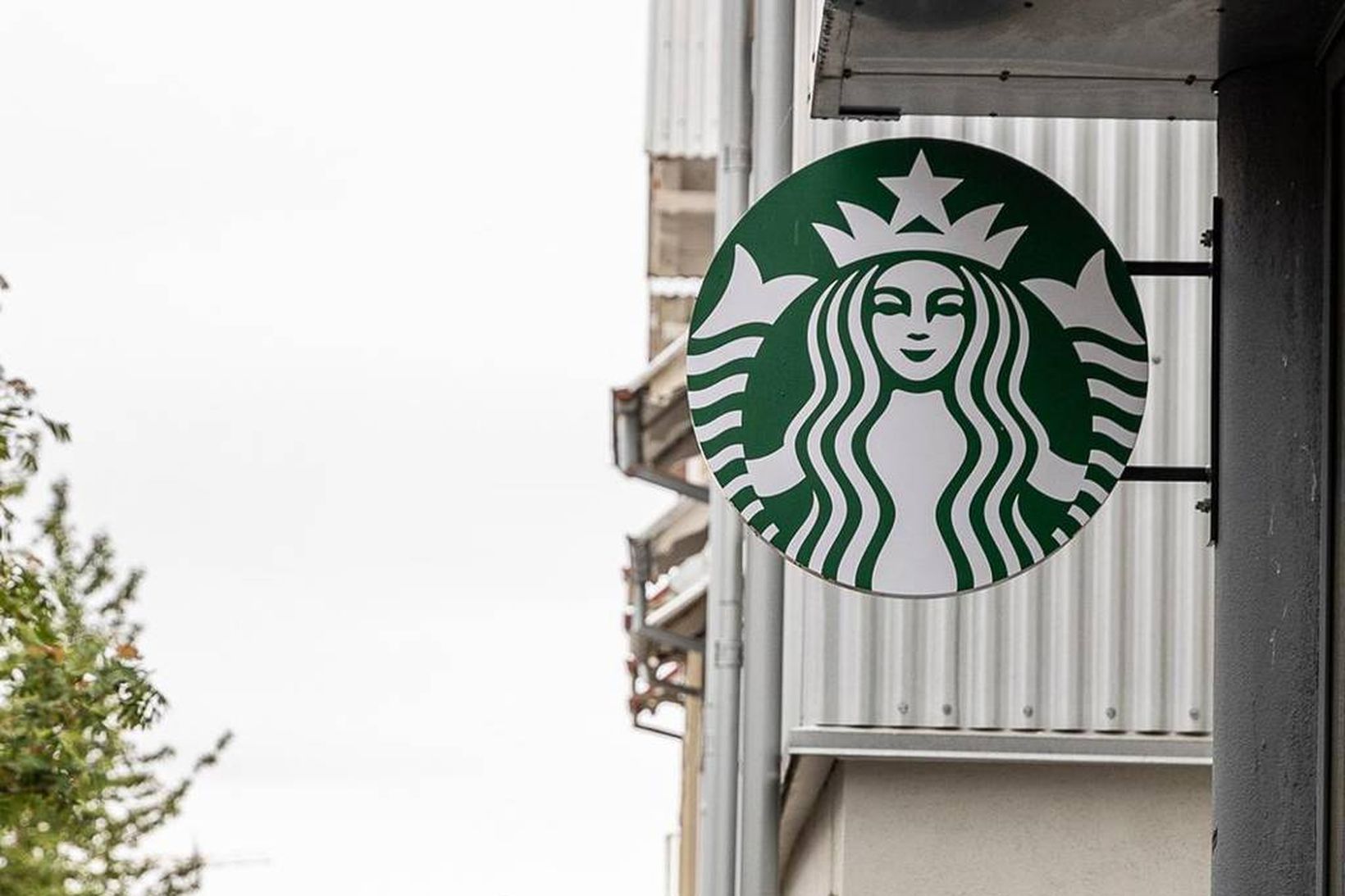 Opnun Starbucks hefur meðal annars frestast að hluta til vegna …