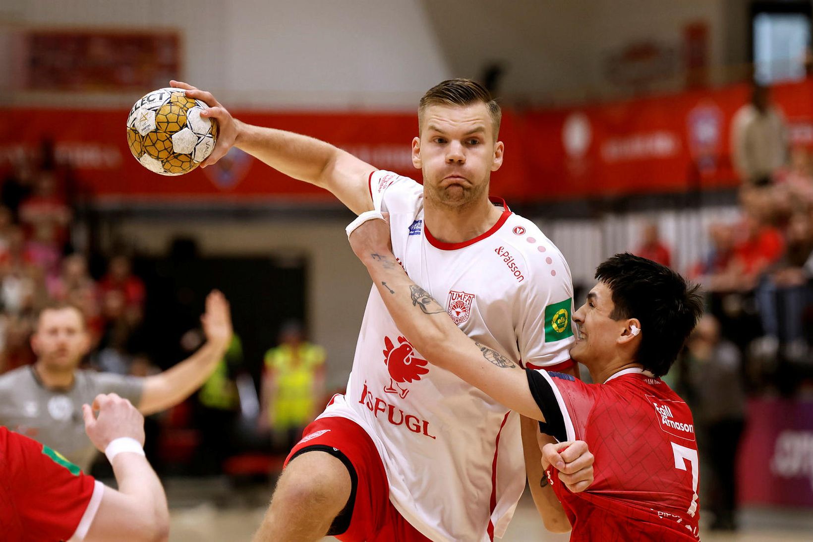 Kýldur í punginn í miðju skoti