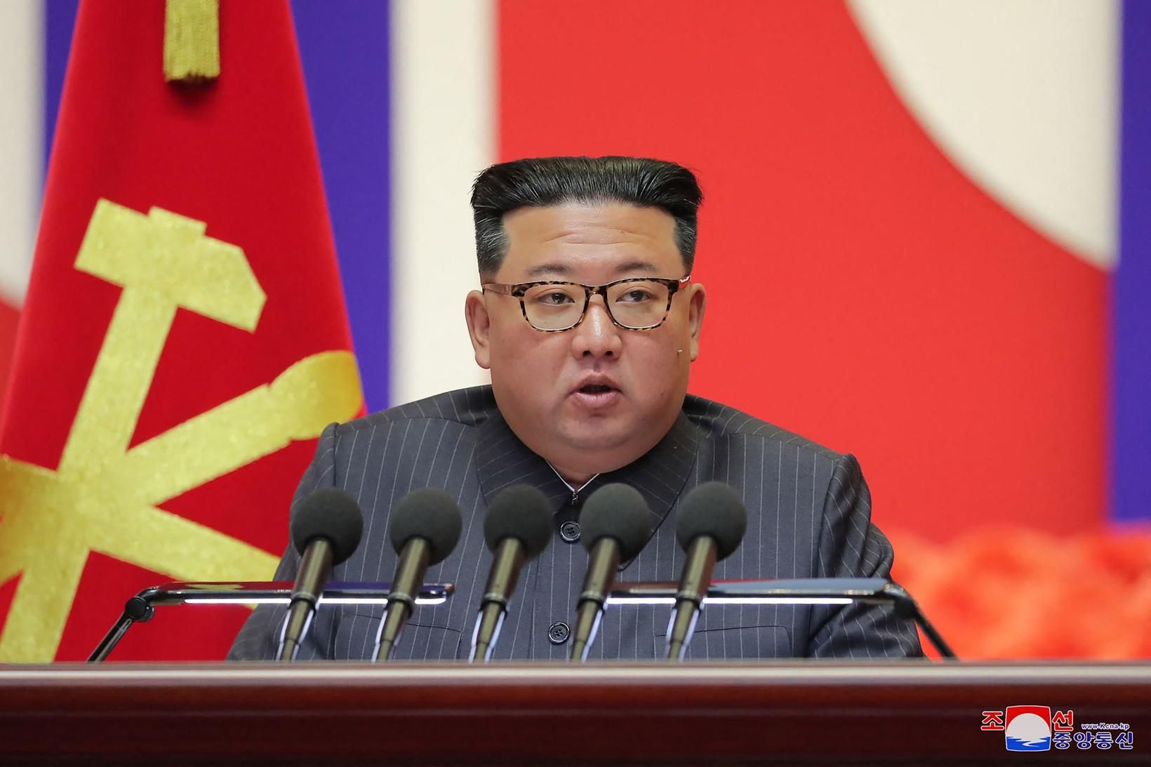 Kim Jong Un, leiðtogi Norður-Kóreu, á fundinum í gær.