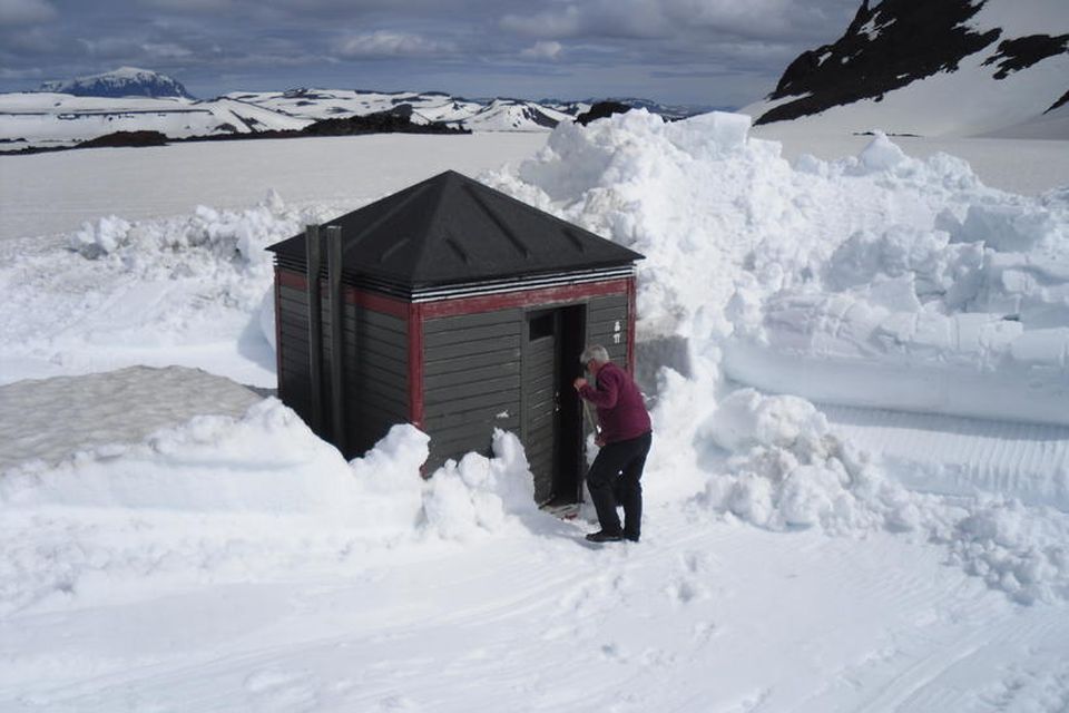 Gísli segir að allt hafi farið á kaf. Hér má sjá salernishúsið sem er við …