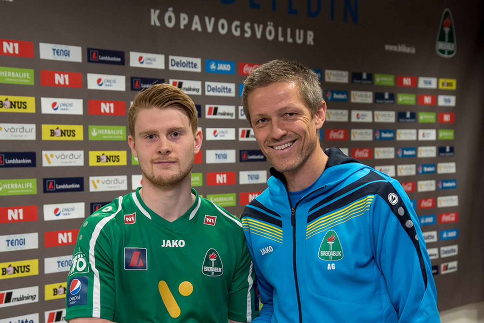 Alexander og Arnar Grétarsson handsala samninginn í dag.