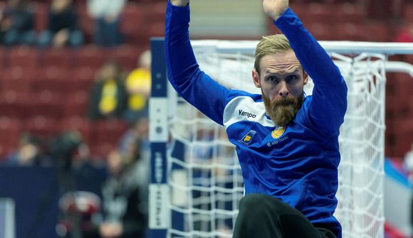 Björgvin sýnir krökkum markmannsæfingar (myndskeið)