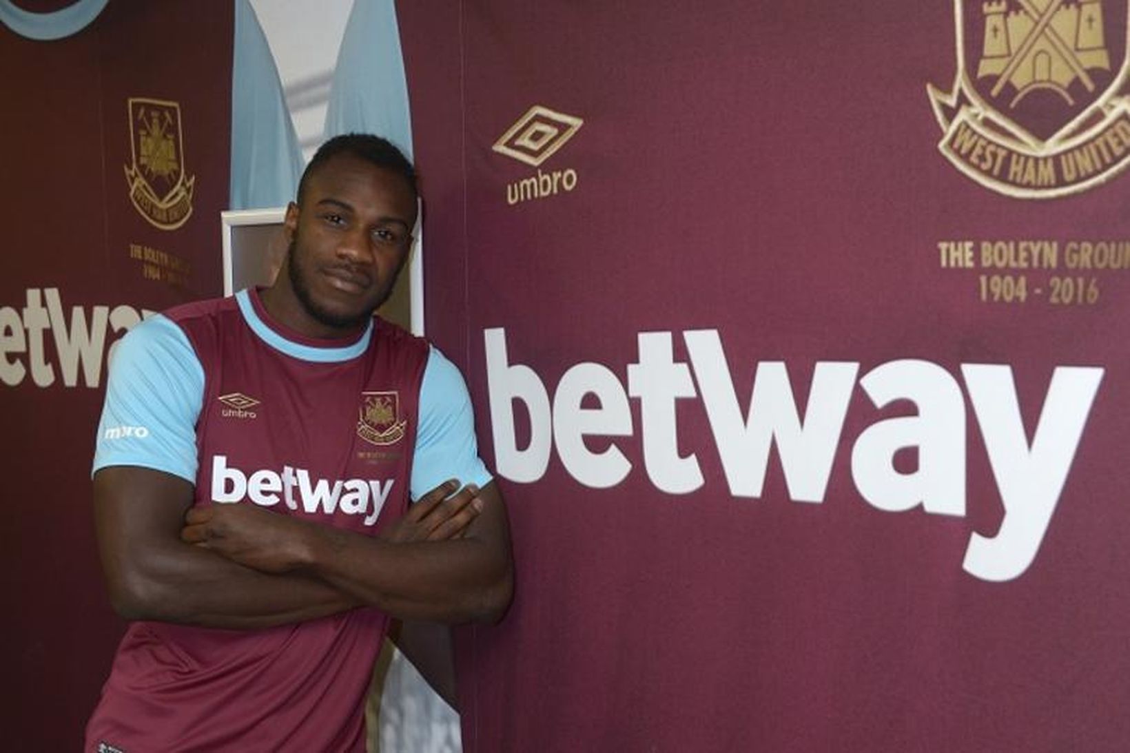 Michail Antonio stillir sér upp í West Ham-búningnum.