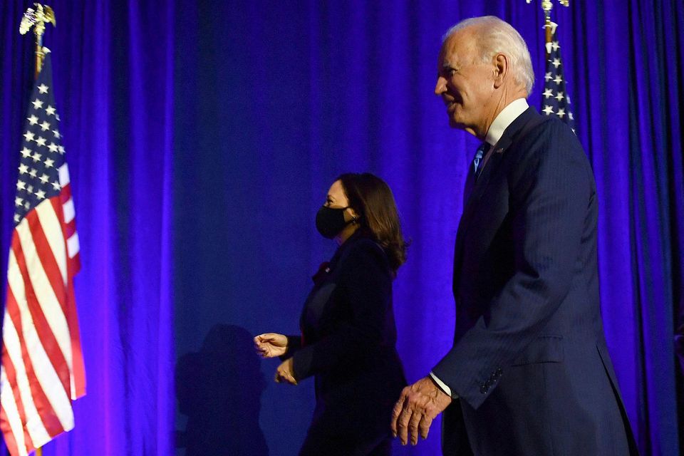 Joe Biden og Kamala Harris ganga af sviði eftir ávarp sem þau héldu í gær.