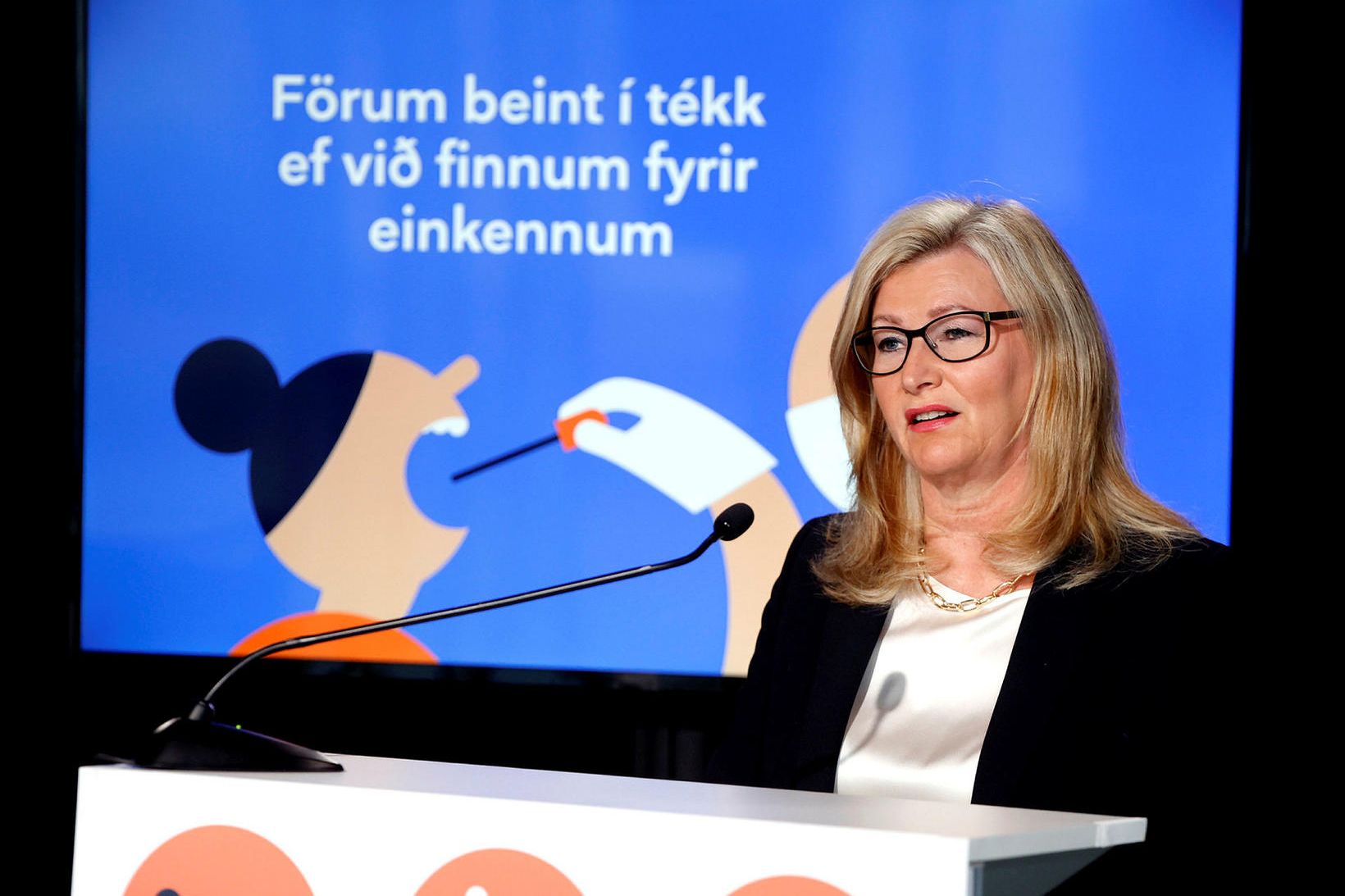 Alma Möller landlæknir er á fundi dagsins ásamt Þórólfi. Víðir …
