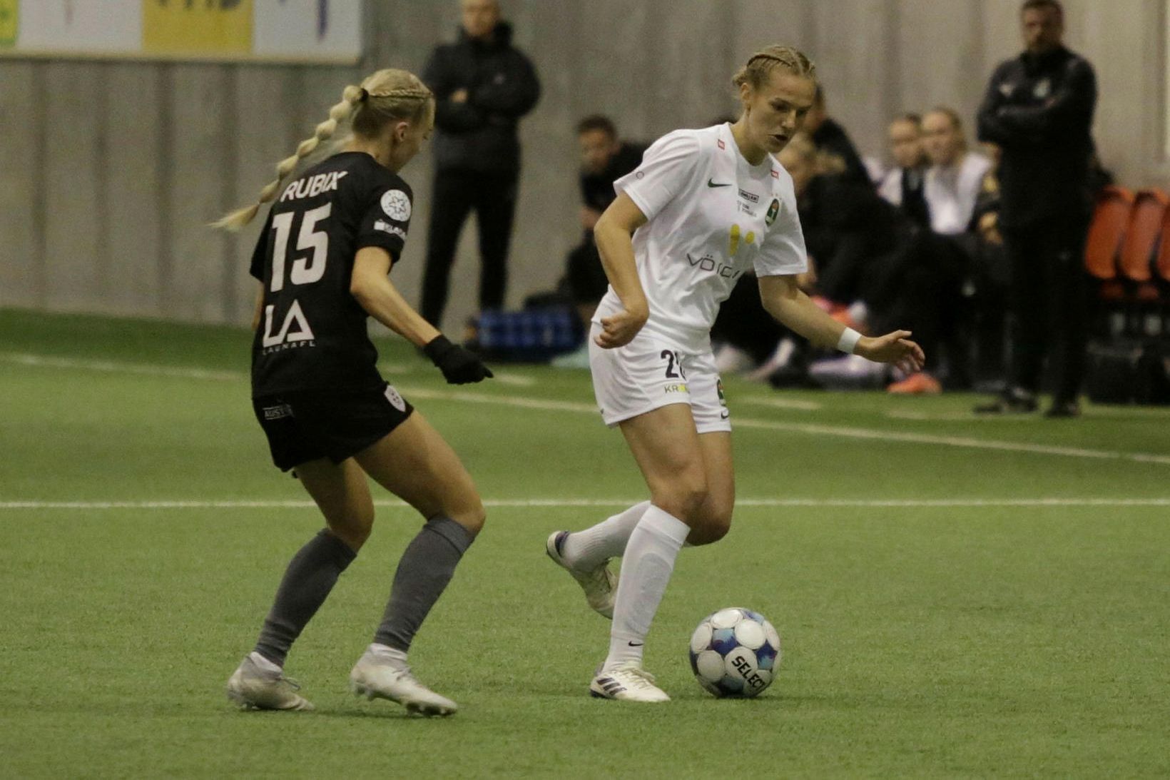 Systurnar Björg Gunnlaugsdóttir og Áslaug Munda Gunnlaugsdóttir í leiknum á …