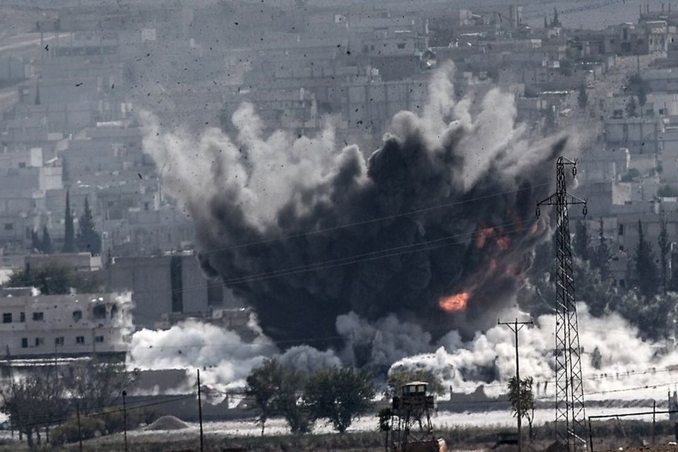 Bandarískar herþotur ráðast á skotmörk í Kobane.