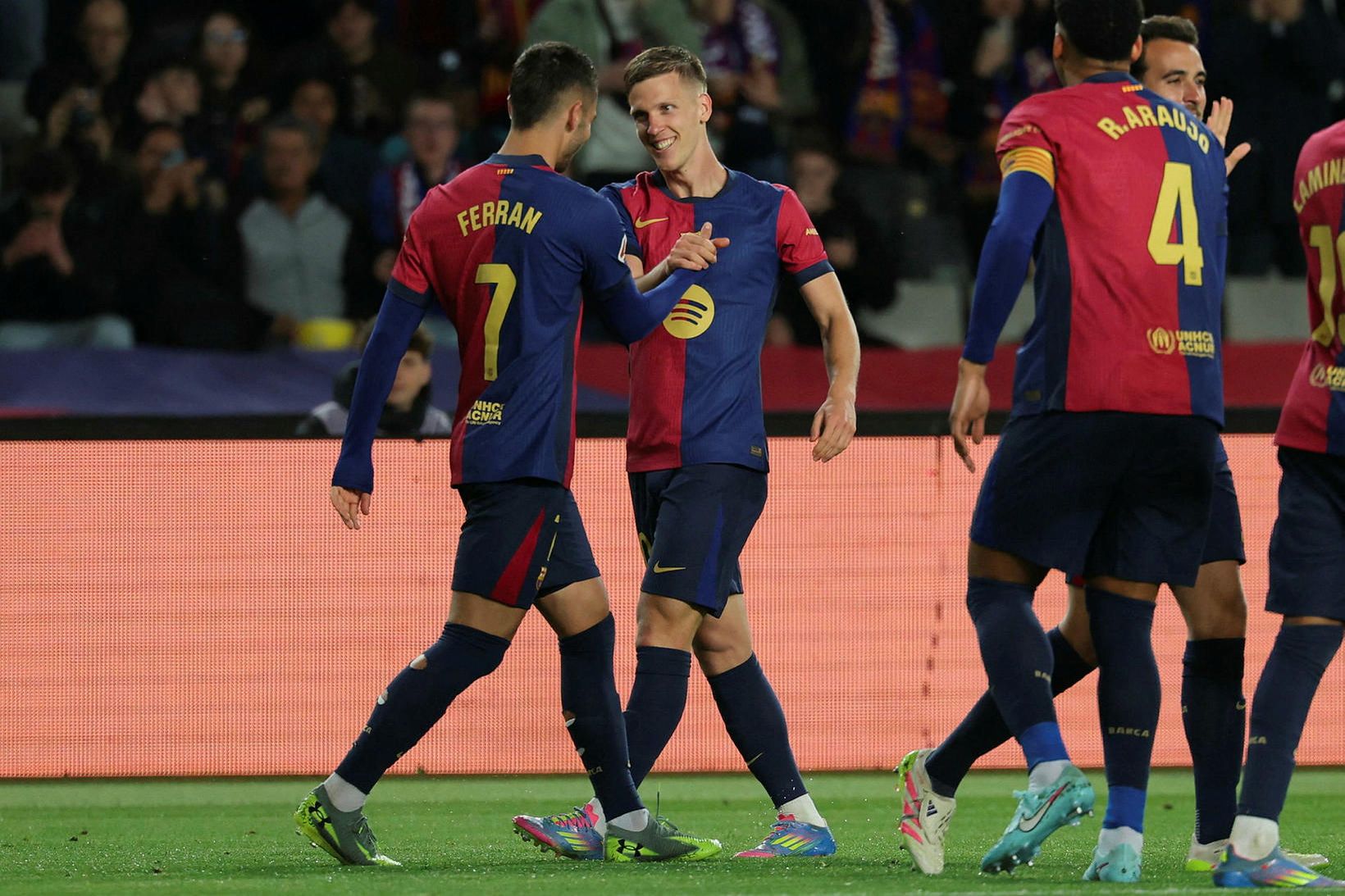 Ferran Torres og Dani Olmo fagna sigurmarki þess síðarnefnda í …