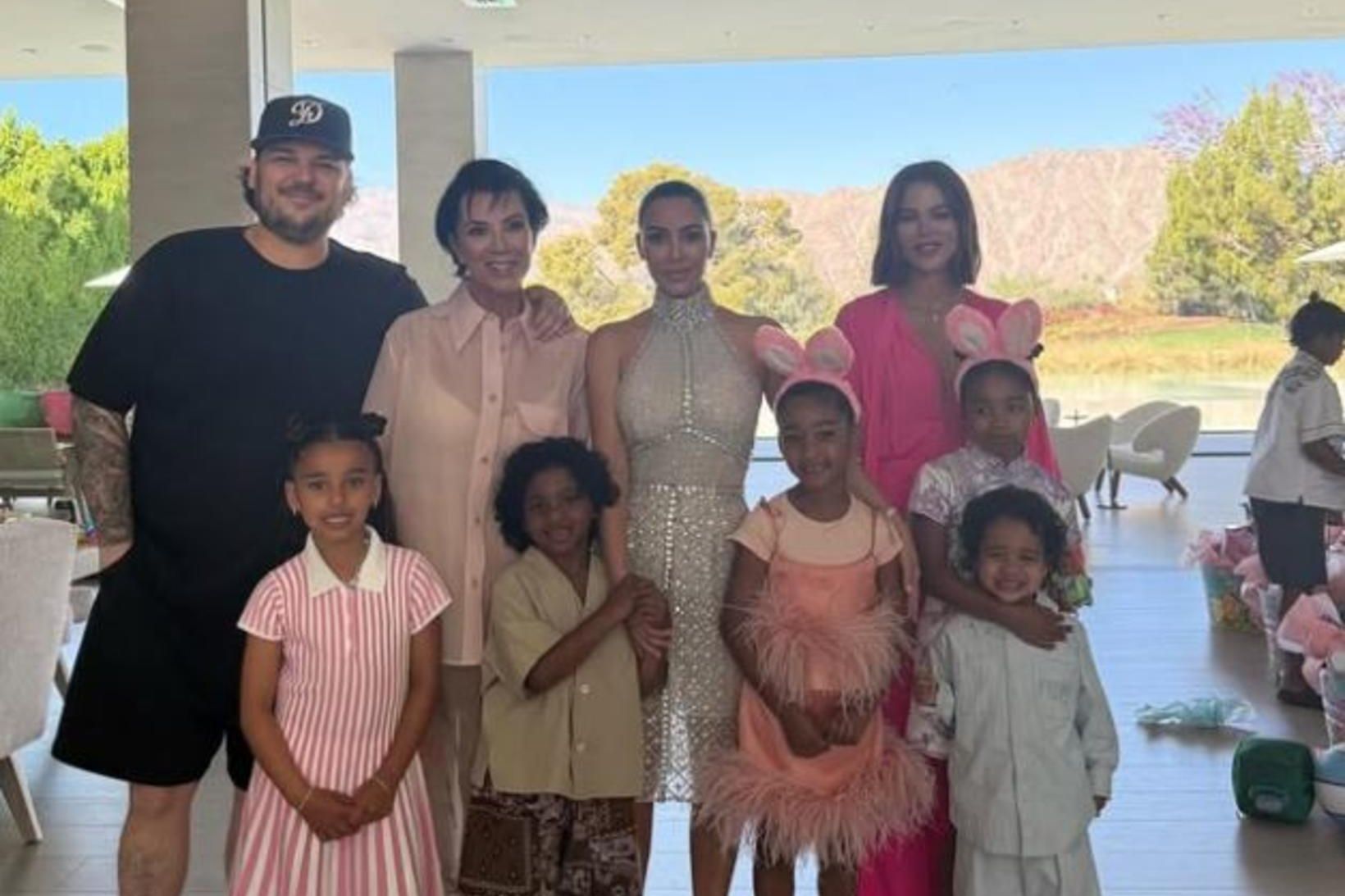 Rob Kardashian stendur lengst til vinstri á myndinni, við hlið …