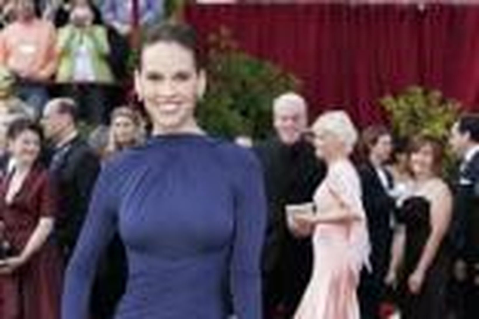 Hilary Swank lenti í óvenjulegu axlabandaslysi.