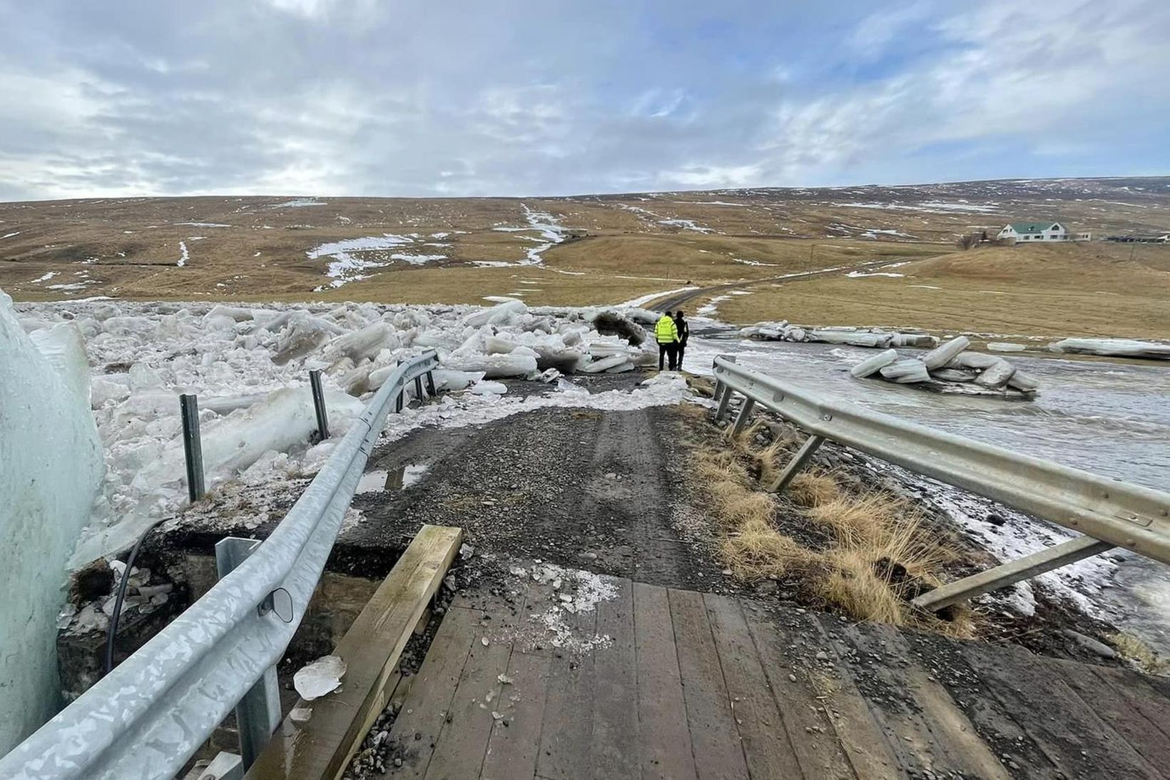 Krapaflóð í Svartá stöðvaðist á brúnni yfir ána svo hún …