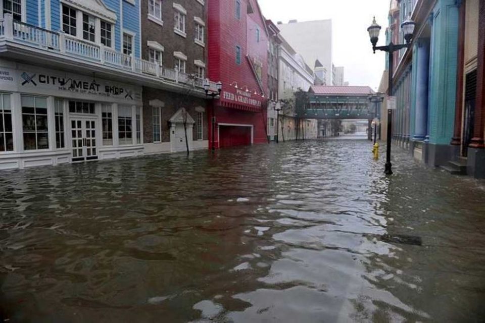 Gata á kafi í vatni í Atlantic City í New Jersey. Austurhluti Bandaríkjanna varð meira …