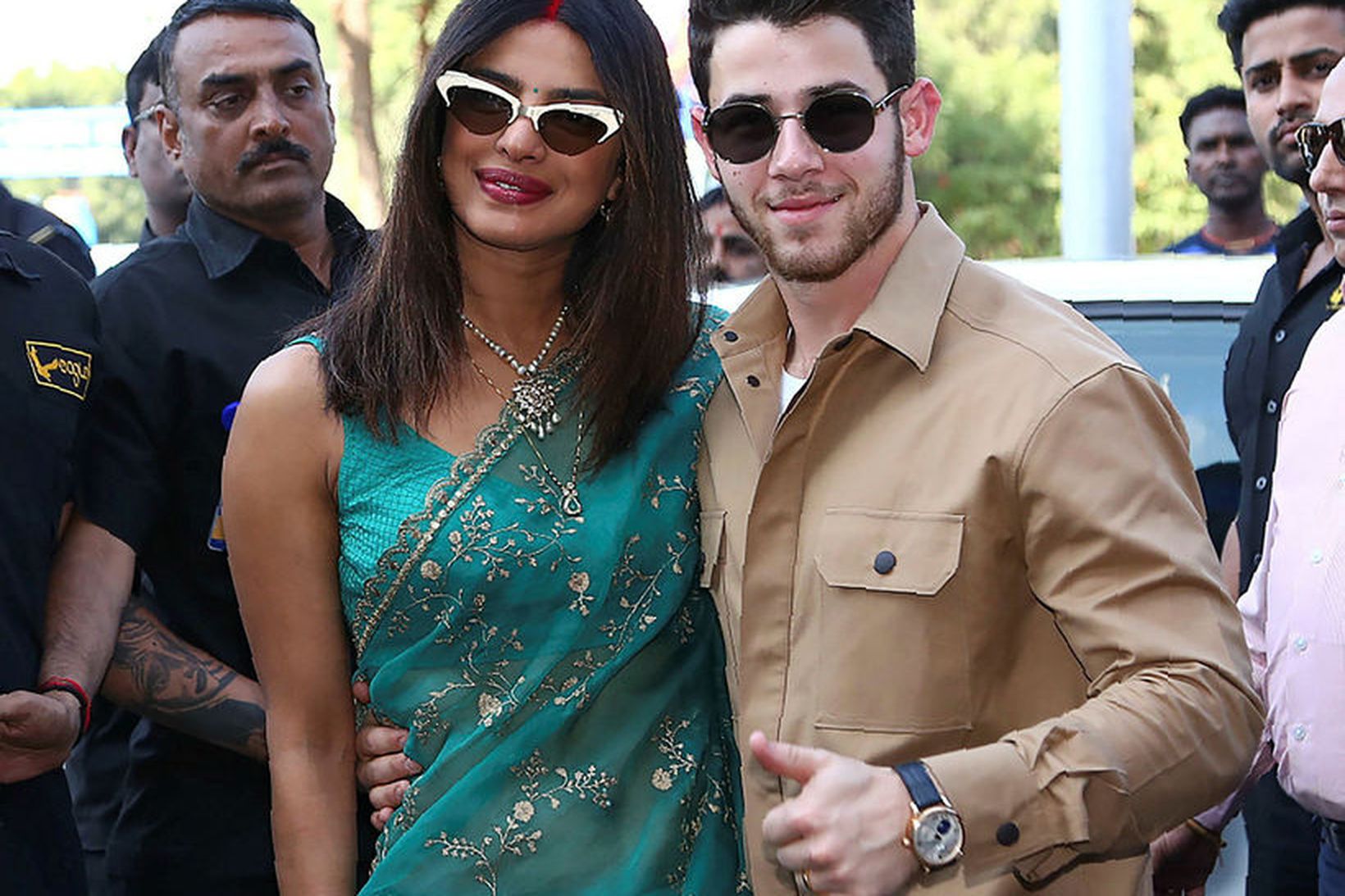 Priyanka Chopra og Nick Jonas stilltu sér upp fyrir ljósmyndara …