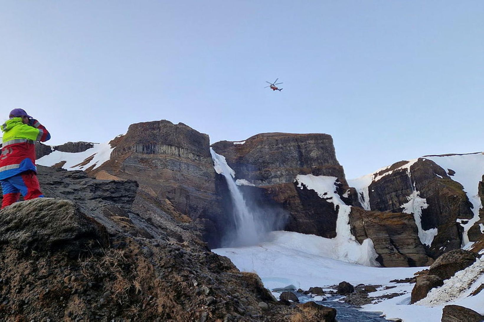 Leit hafin að nýju að ferðamanninum