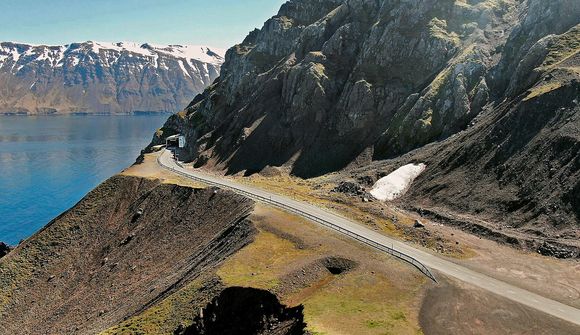 Strákagöng lokast ef hlíðin fer