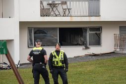 Einn lést í eldsvoðanum en annar er alvarlega slasaður.