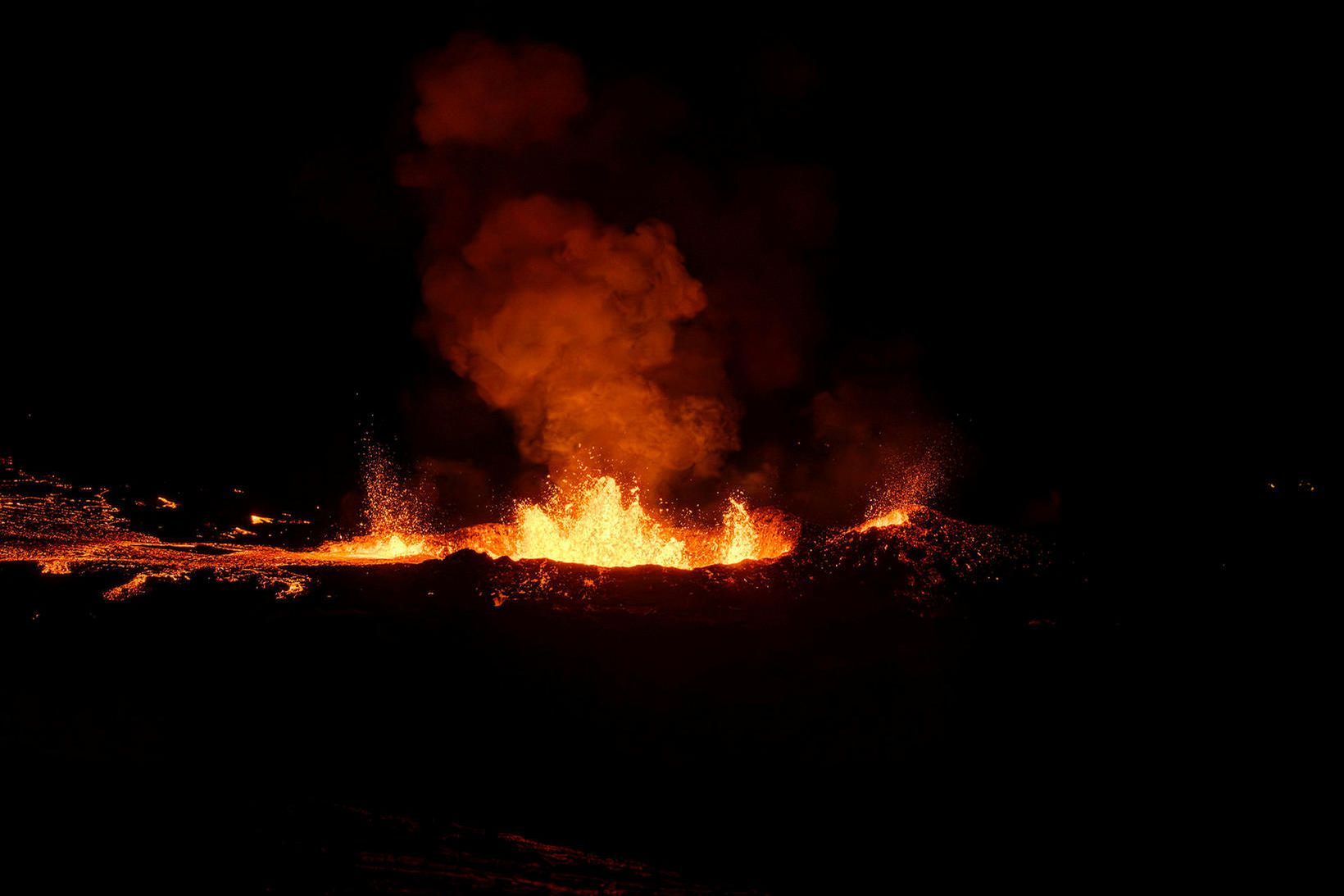 Eldgosið heldur áfram að malla.