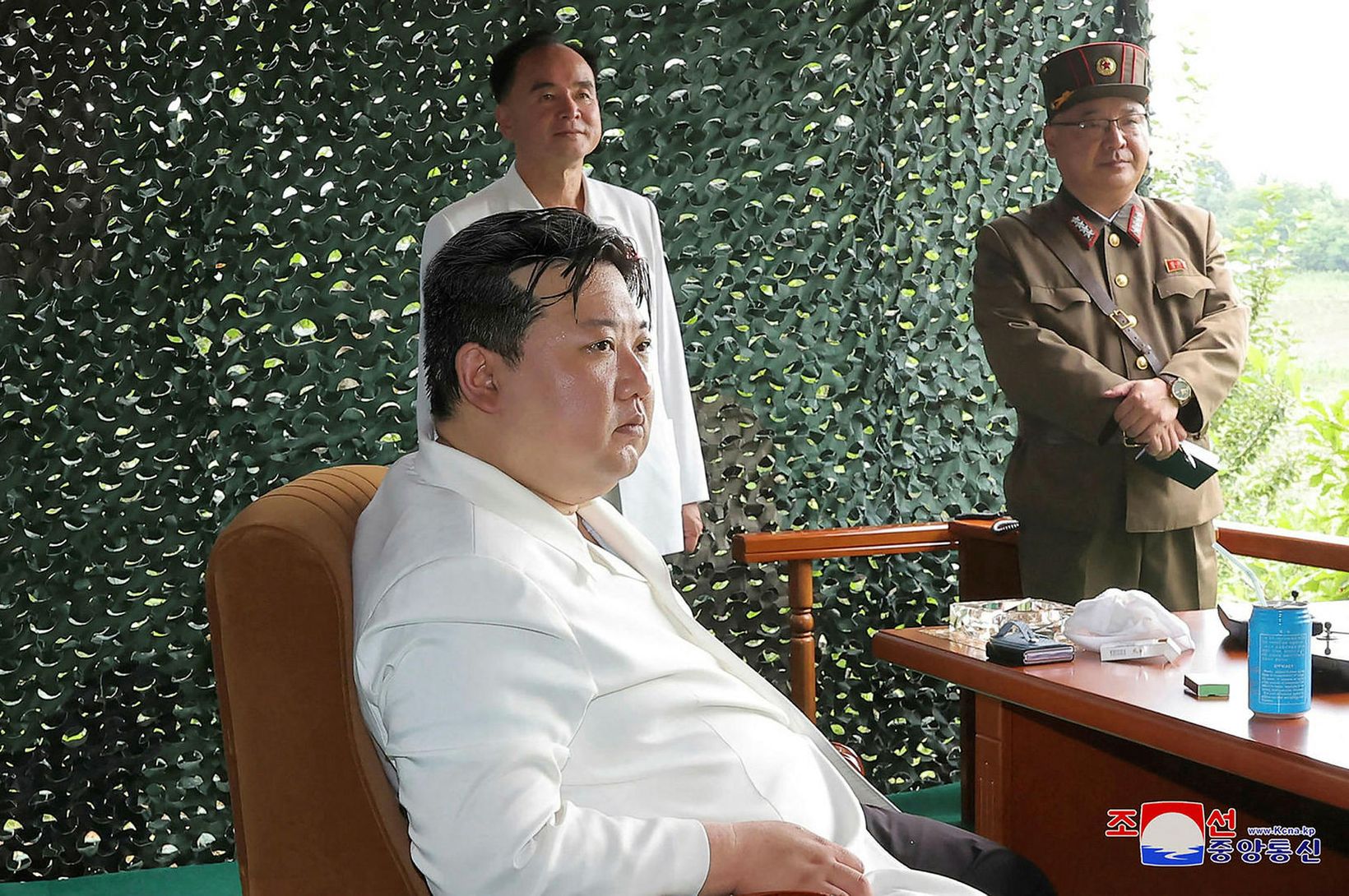 Kim Jong Un með óleyfilegan samlokusíma?