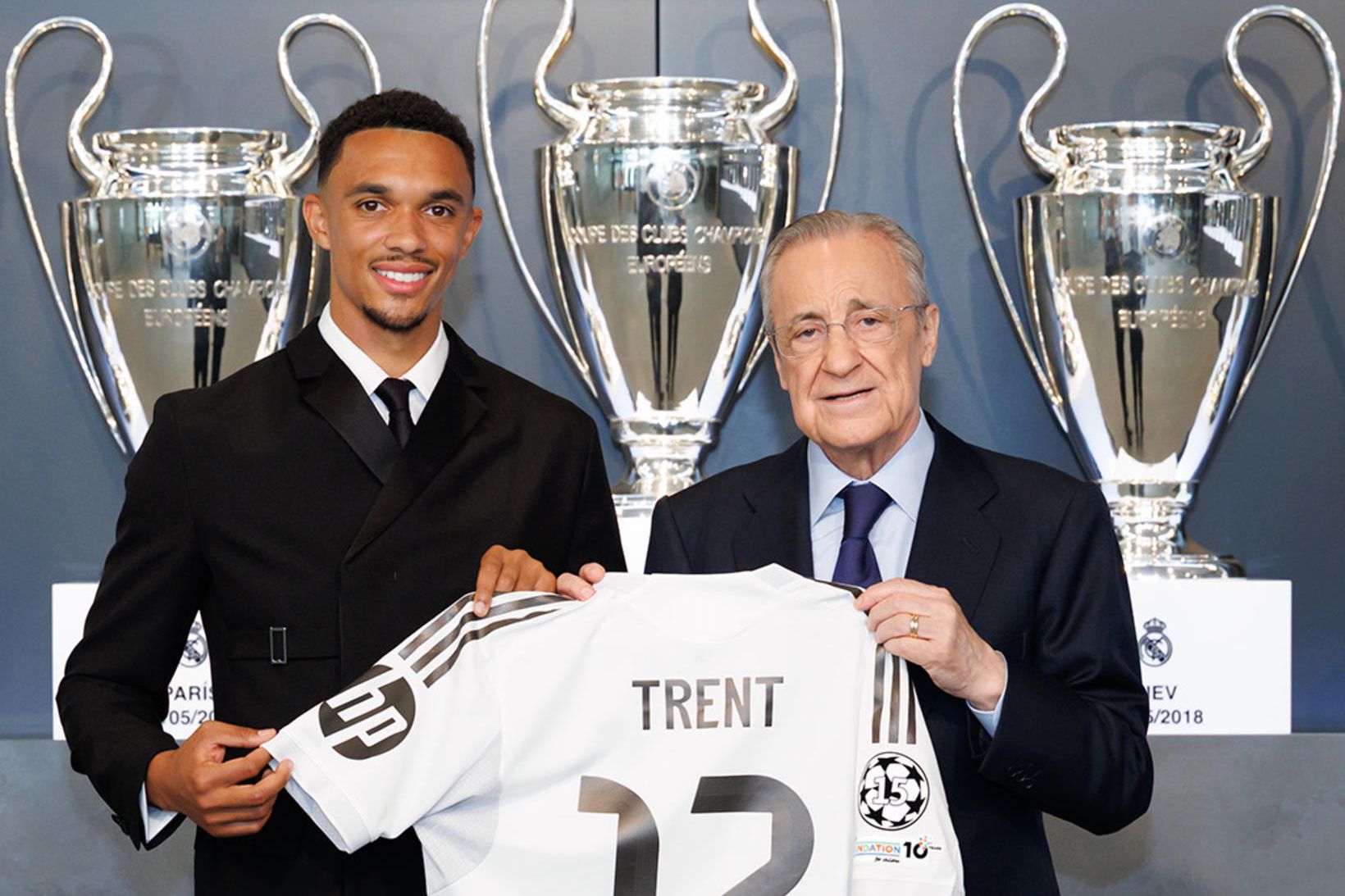 Trent Alexander-Arnold ásamt Florentino Pérez, forseta Real Madrid.