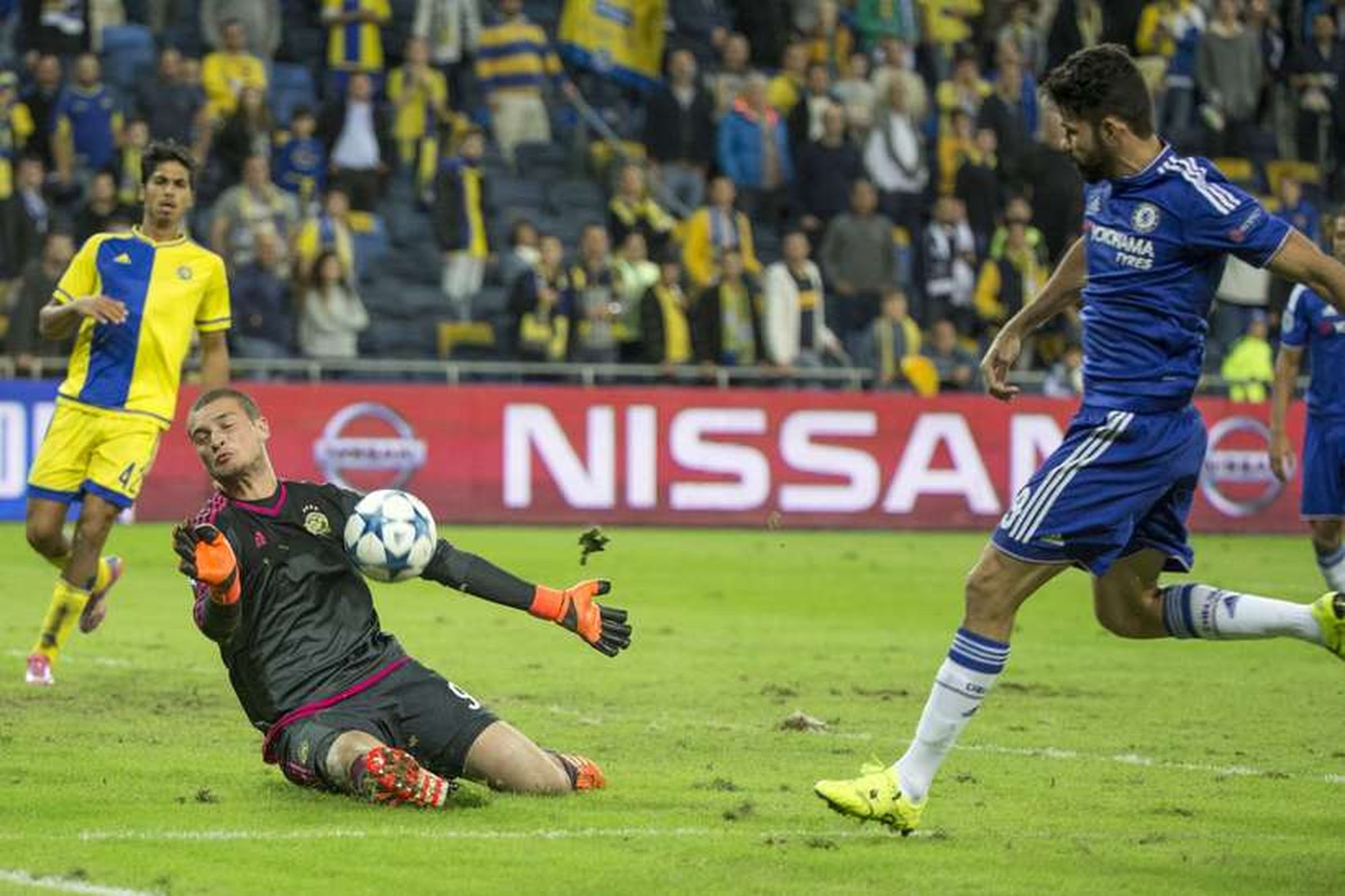 Diego Costa, leikmaður Chelsea, skýtur að marki Maccabi Tel Aviv …