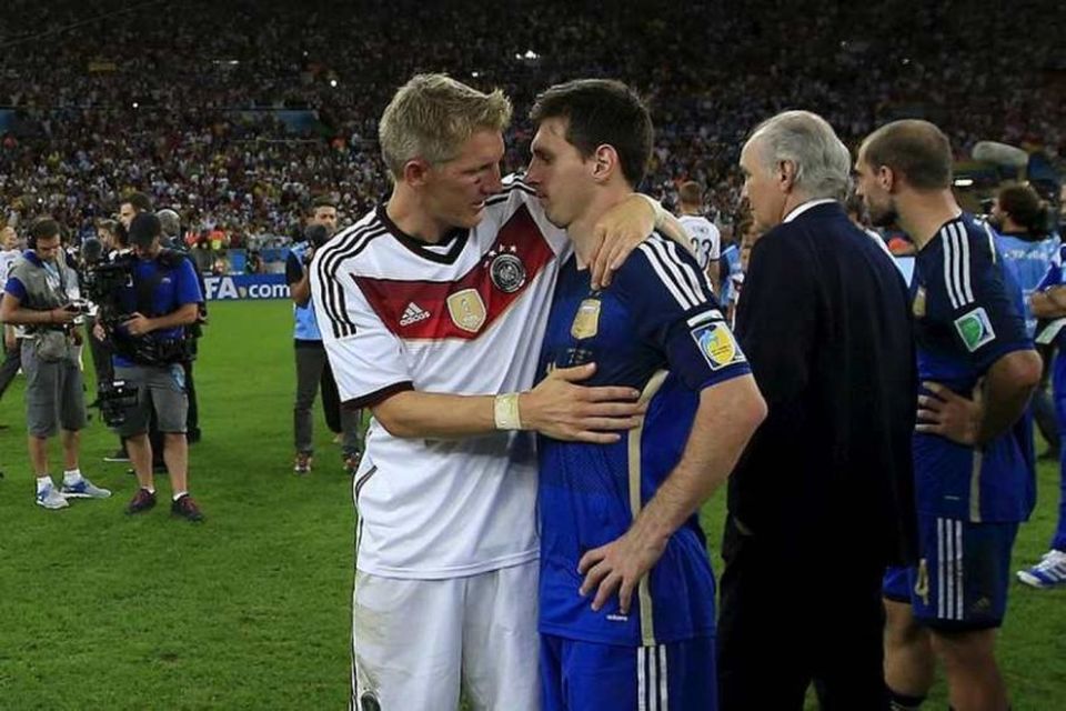Bastian Schweinsteiger huggar Lionel Messi.