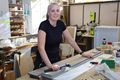 Smiður Ingibjörg Vigdísardóttir við bekkinn með hamarinn í hendi.