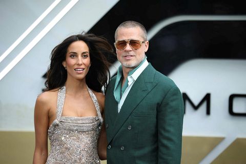 Brad Pitt ásamt kærustu sinni Ines de Ramon fyrir framan ljósmyndara við Evrópufrumsýningu kvikmyndarinnar F1 …