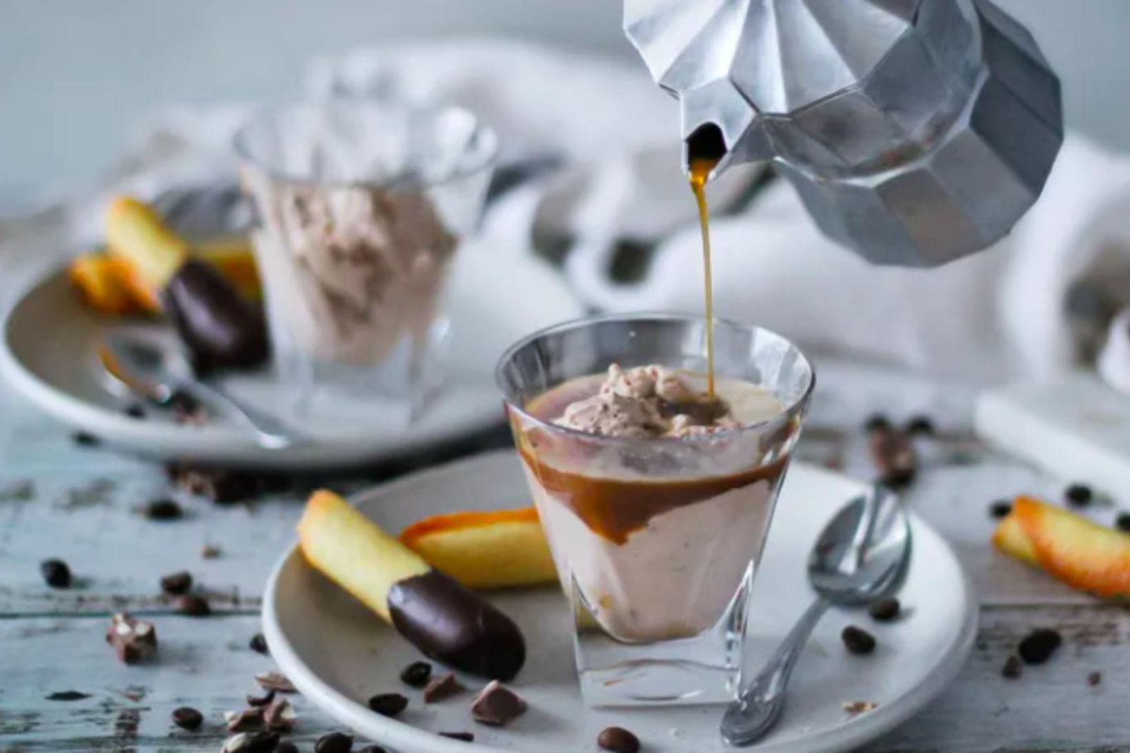 Affogato með súkkulaði-krókantís og heimagerðu ískexi er eftirréttur sem allir …