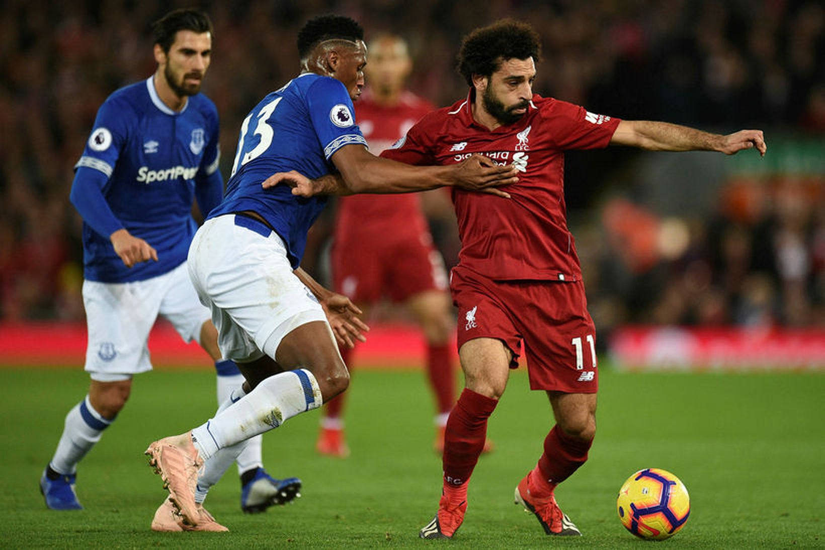 Mohamed Salah í baráttu við Yerry Mina í nágrannaslag Liverpool …