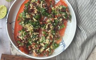 Bleikja með döðlum, sólþurrkuðum tómötum ásamt hvítlauk, límónusafa, rifnum límónuberki, parmesanosti og klettasalati.