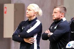 Edda Garðarsdóttir og Nik Chamberlain á hliðarlínunni í kvöld.