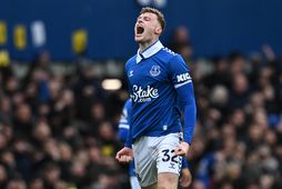 Jarrad Branthwaite fagnar marki í leik með Everton gegn Liverpool.