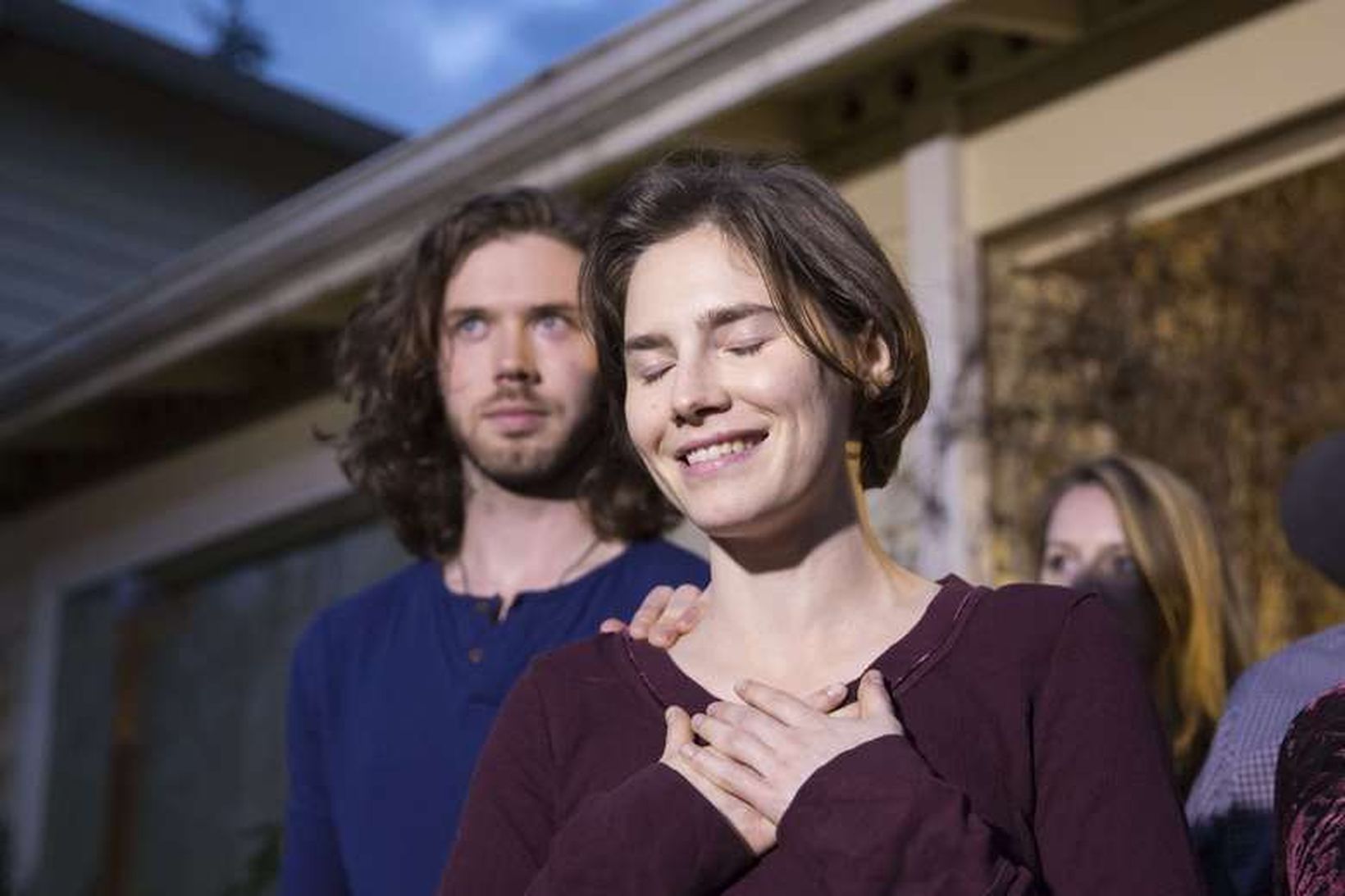 Amanda Knox ræðir við blaðamenn fyrir utan heimili sitt í …