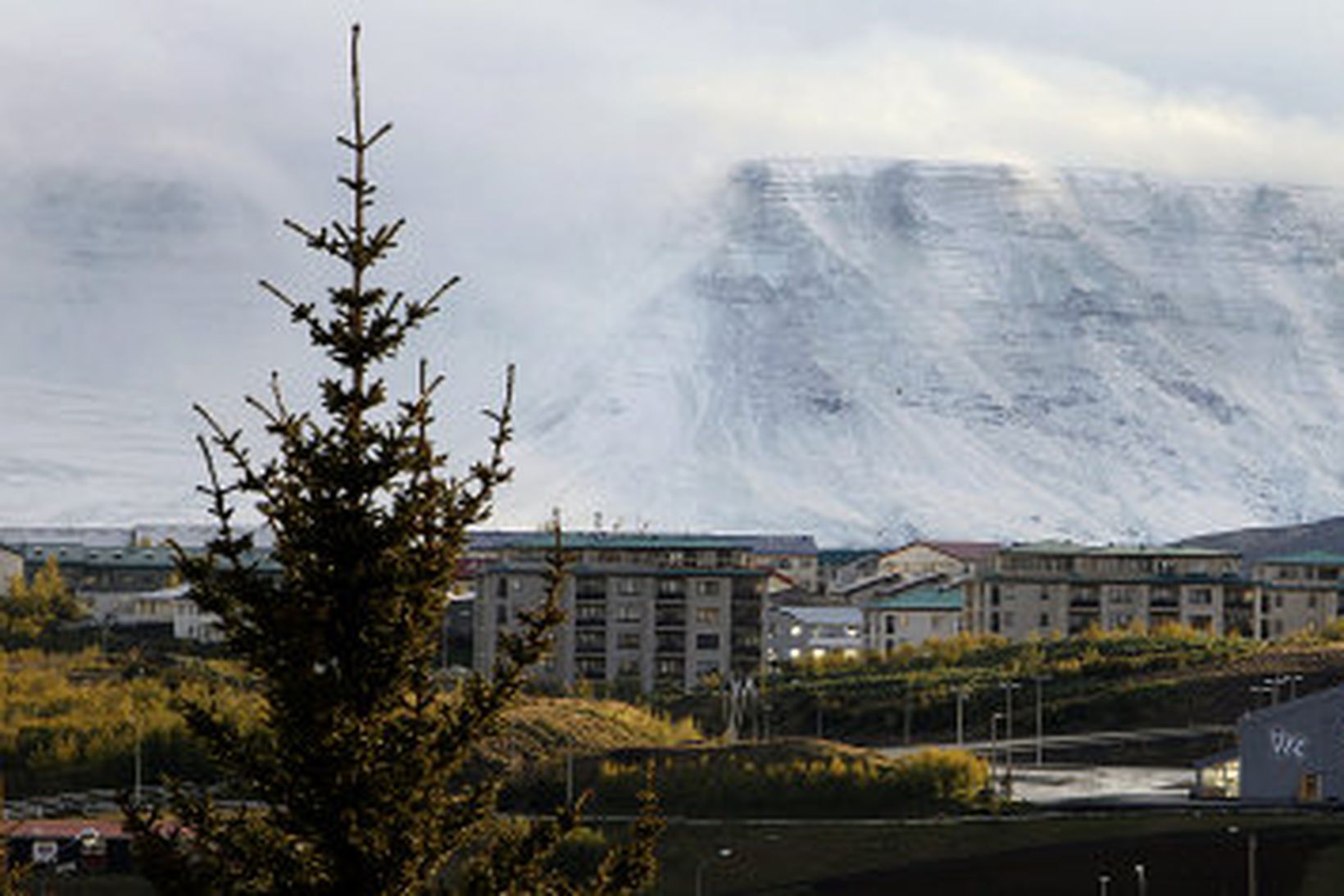 Esjan alhvít að morni 10. júní. myndin var tekin klukkan …