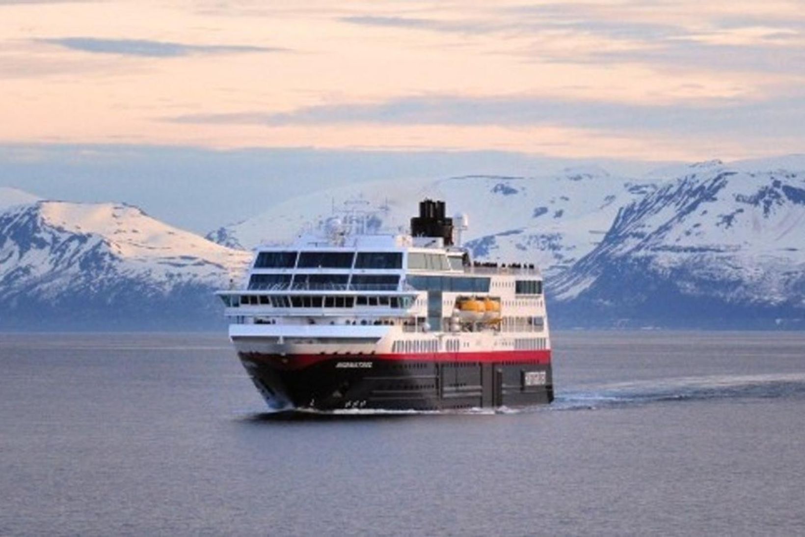 Eitt skipa Hurtigruten á siglingu. Alls hafa 36 úr áhöfn …