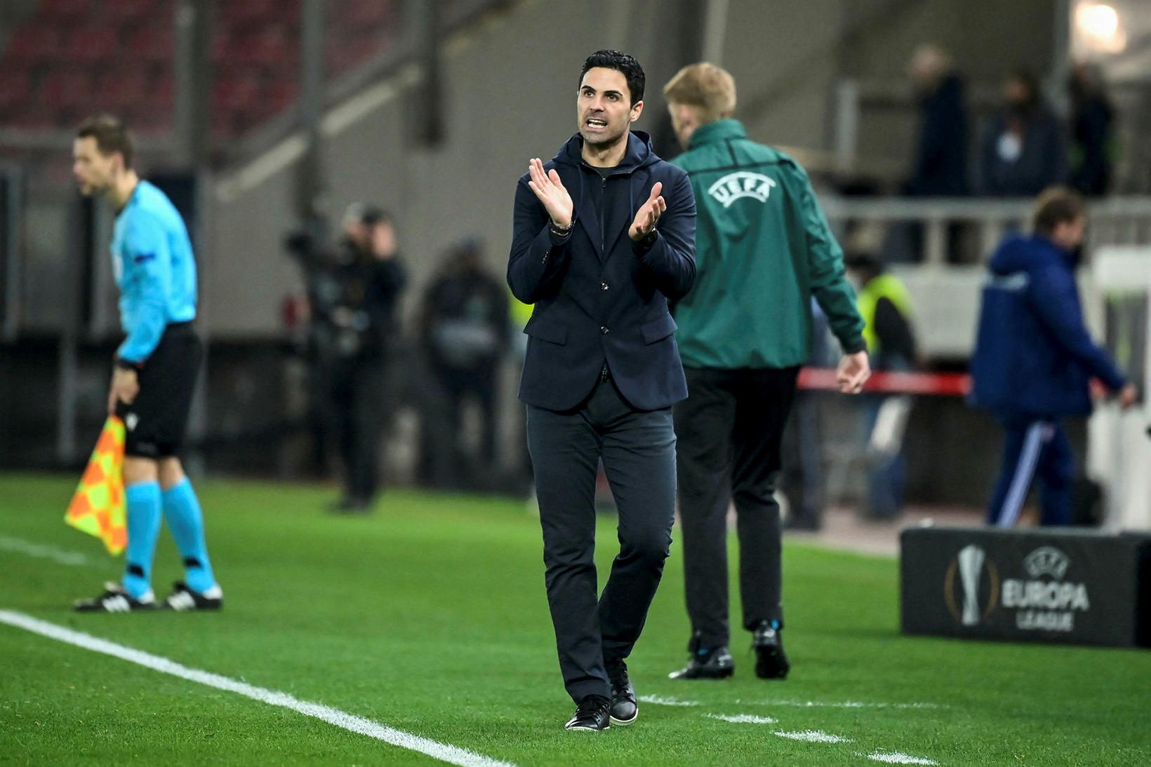 Mikel Arteta hvetur sína menn áfram í Grikklandi.