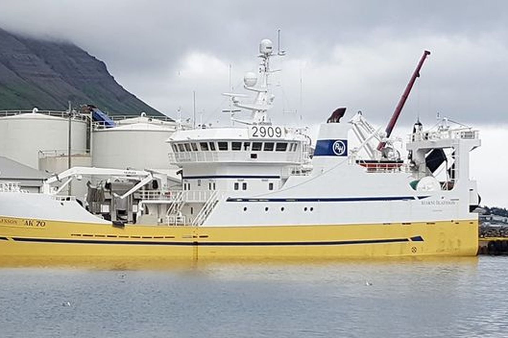 Bjarni Ólafsson að landa í Neskaupstað.