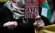 Palestínumenn og aðrir þeim hliðhollir mótmæla blóðbaðinu á Gasa í New York í gær. Tugir …