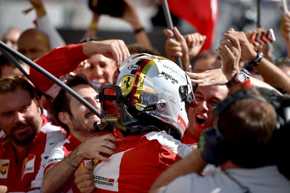 Sebastian Vettel fagnar sigrinum með tæknimönnum Ferrari í Hungaroring.