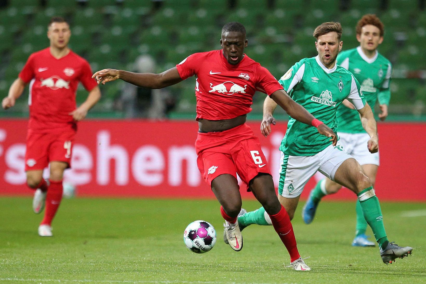 Ibrahima Konaté í leik með RB Leipzig í apríl.