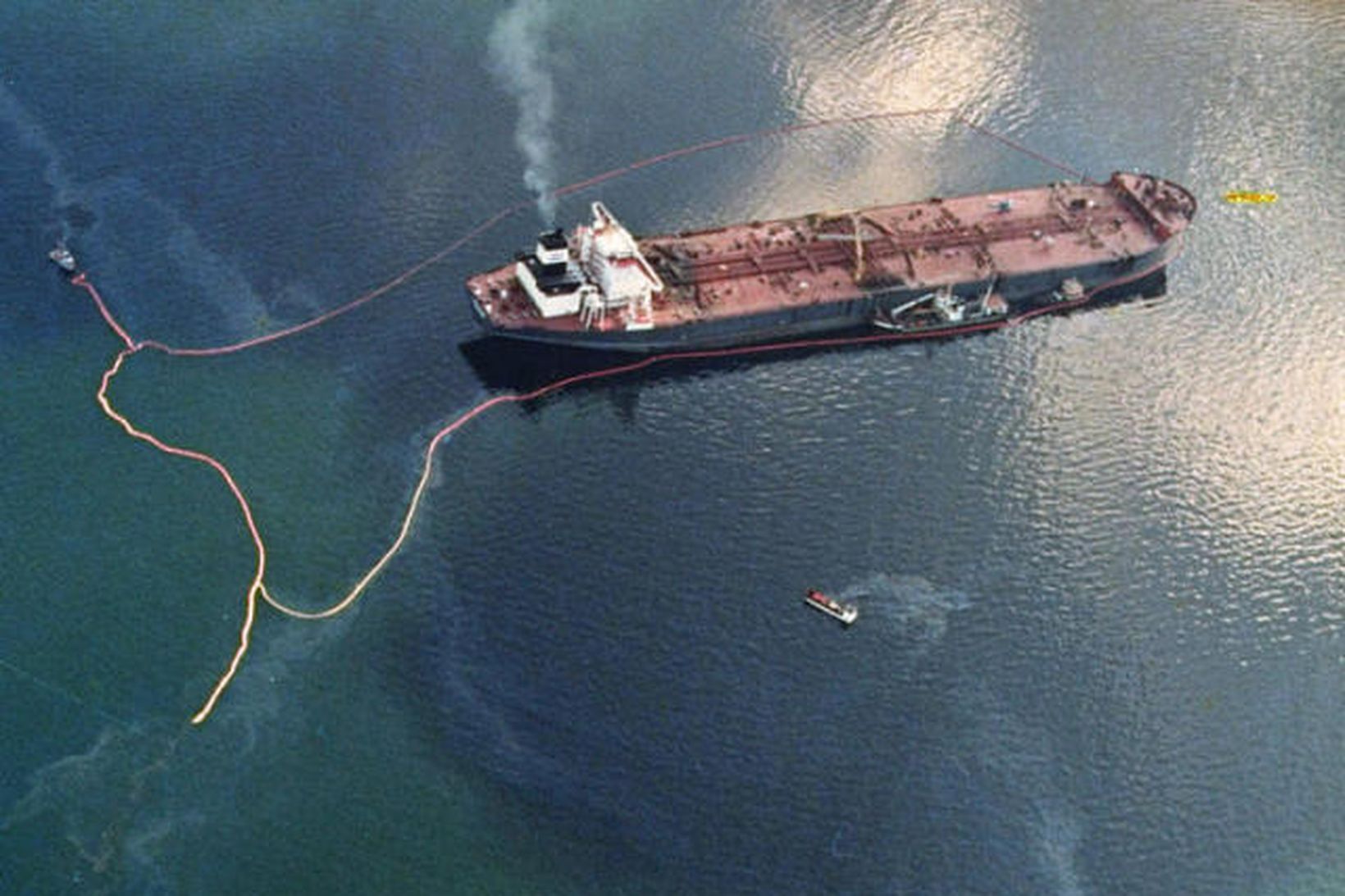Strand Exxon Valdez er eitt mesta umhverfisslys sögunnar.