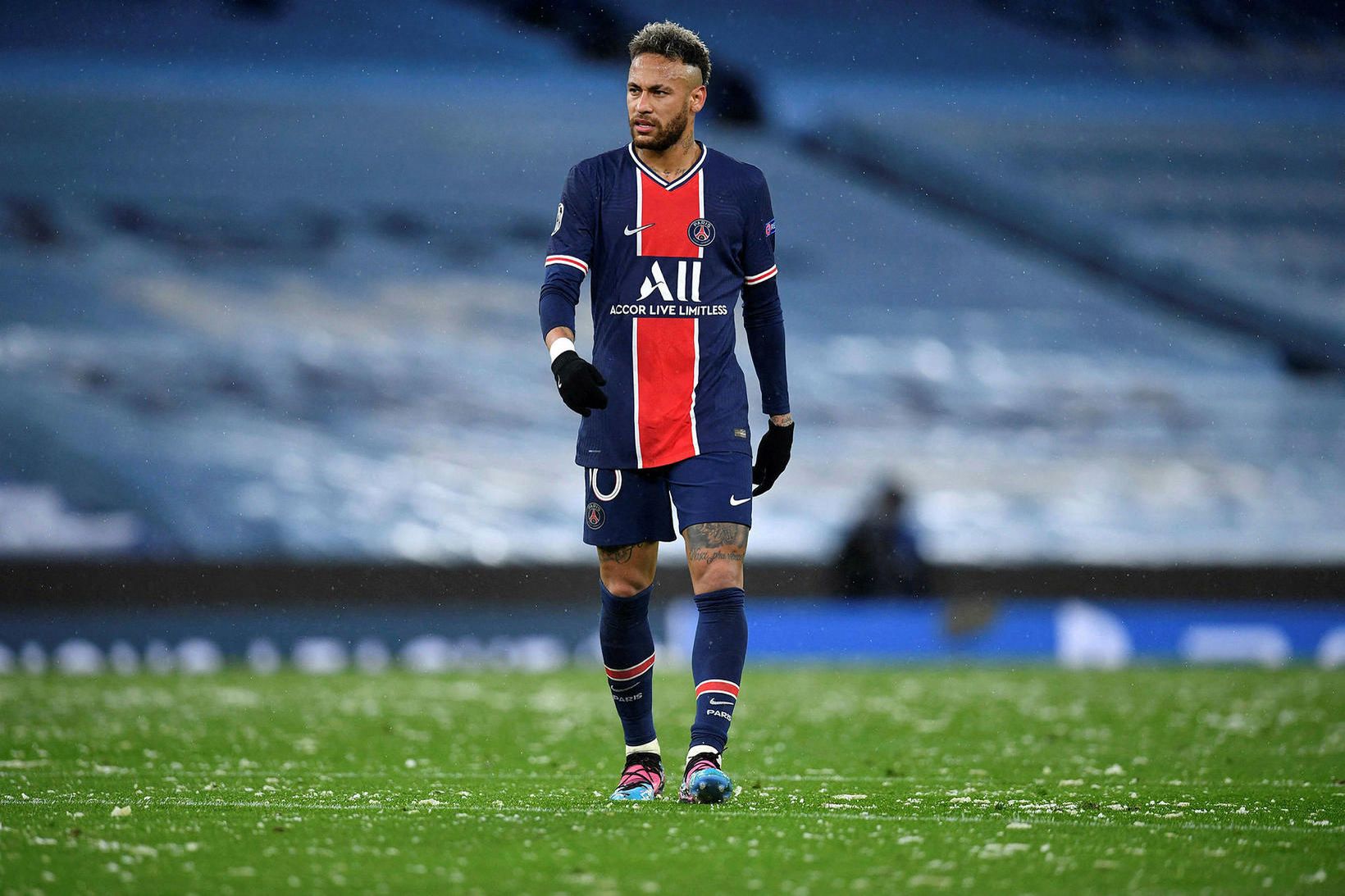 Neymar verður áfram í París.