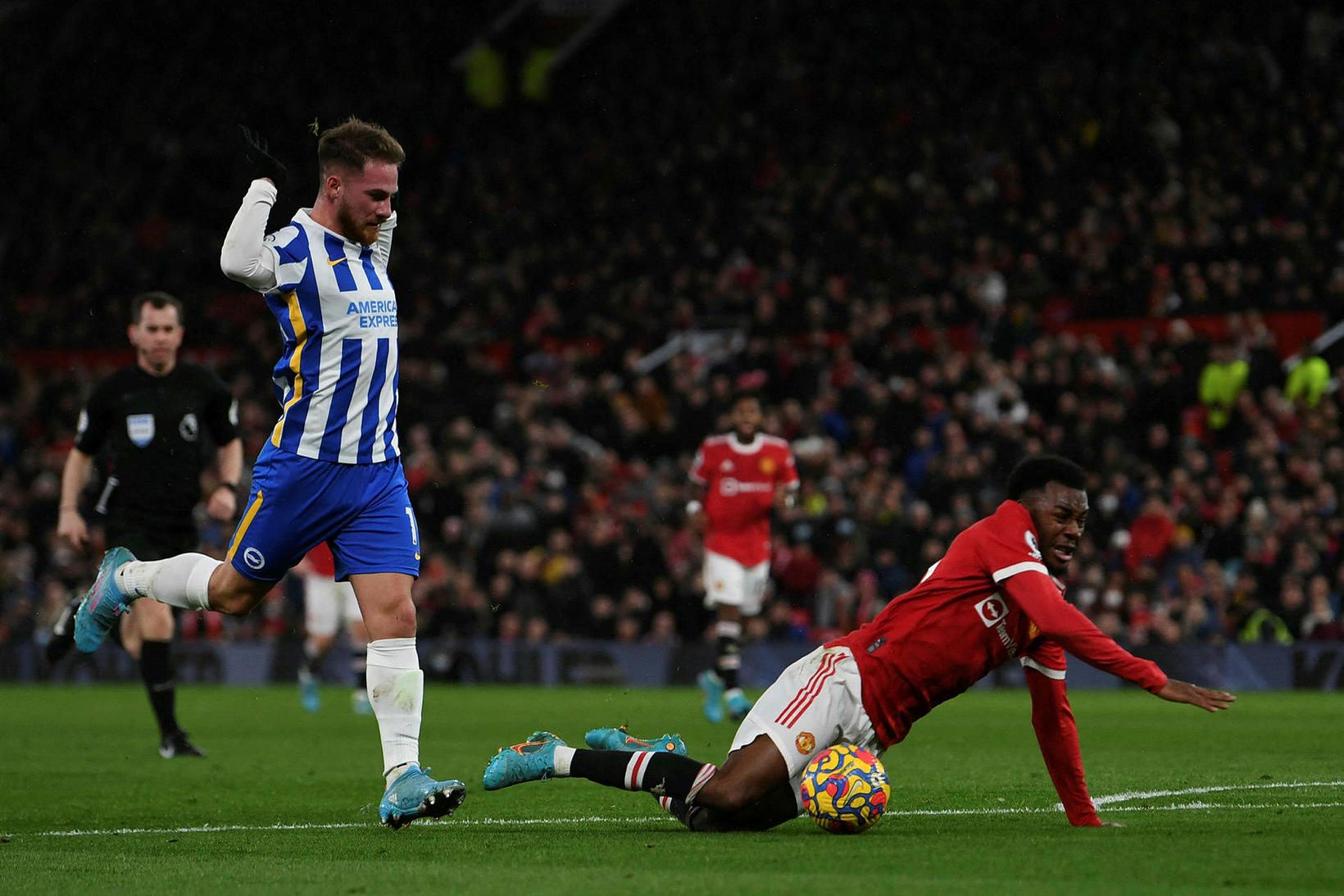 Anthony Elanga fékk rauða spjaldið á Lewis Dunk.