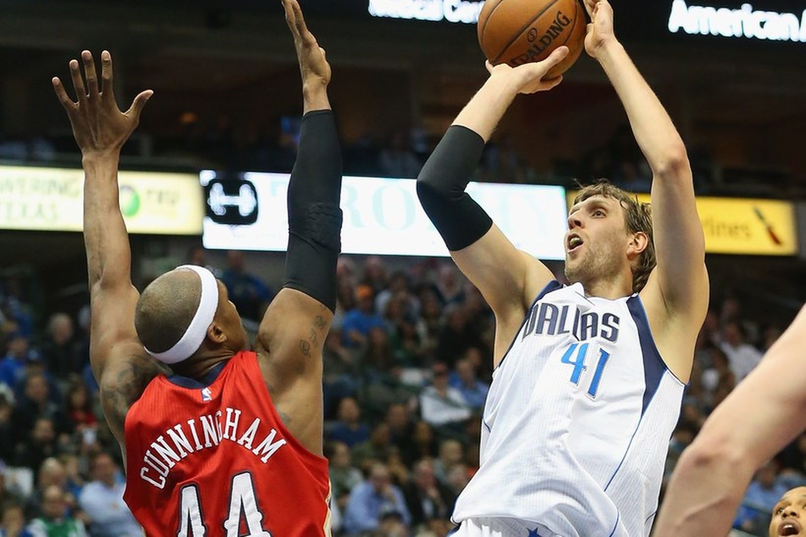 Dirk Nowitzki skorar fyrr Dallas gegn New Orleans í leik …