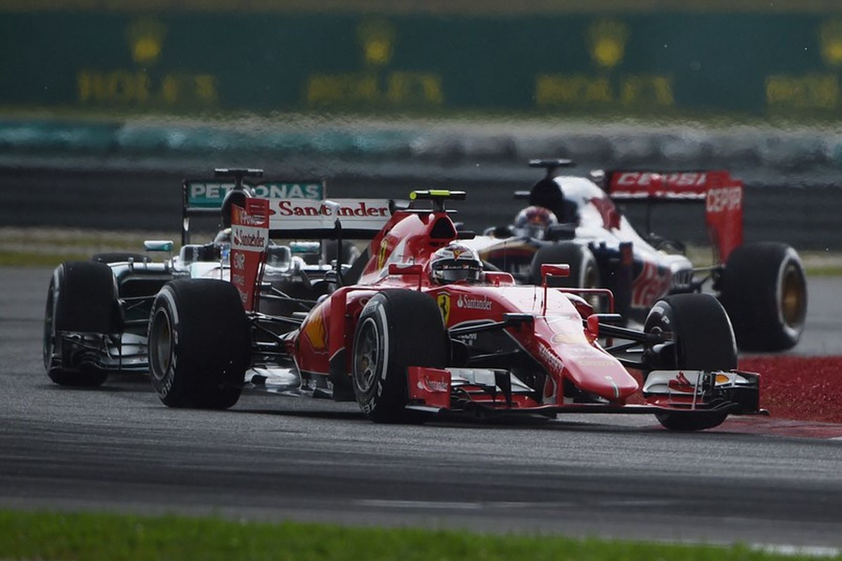 Kimi Räikkönen á Ferrari á undan Lewis Hamilton á síðasta …