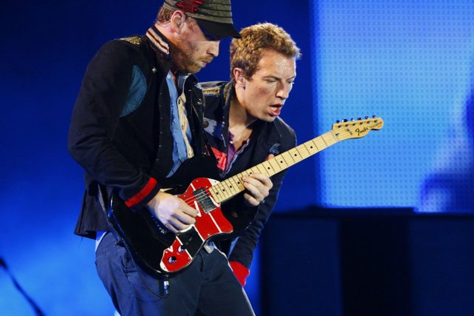 Gítarleikarinn Jonny Buckland ásamt Chris Martin, söngvara Coldplay, á tónleikum …